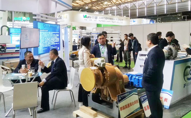 豐源機械潘榮常總經(jīng)理、銷售經(jīng)理正在為客戶講解各行各業(yè)對羅茨鼓風機的肯定以及未來羅茨鼓風機行業(yè)的美好發(fā)展遠景。 豐源機械潘榮常總經(jīng)理、銷售經(jīng)理正在為客戶講解各行各業(yè)對羅茨鼓風機的肯定以及未來羅茨鼓風機行業(yè)的美好發(fā)展遠景。